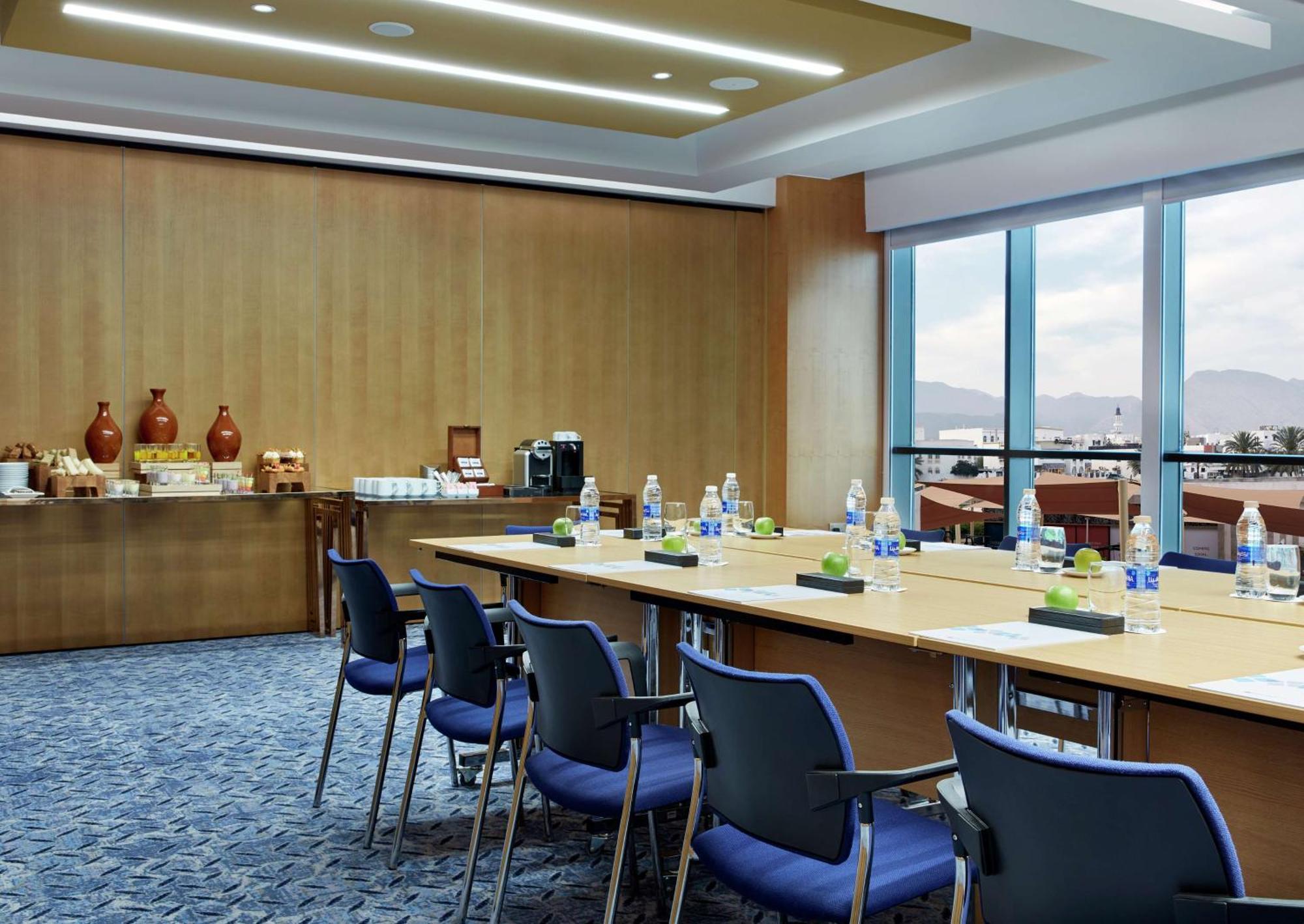 Hotel Hilton Garden Al Khuwair 4*